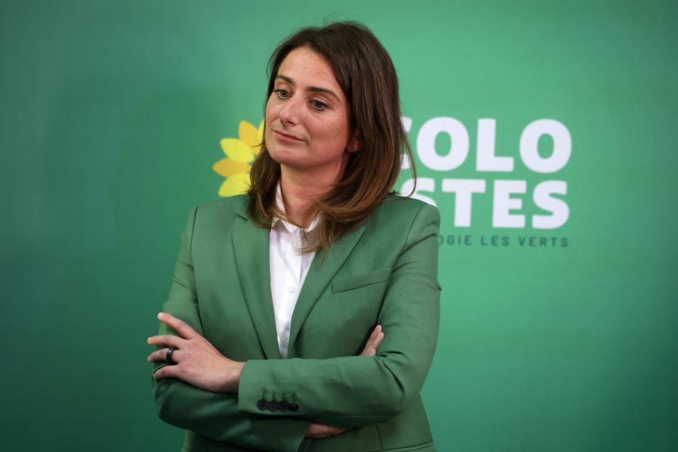 La secrétaire nationale des Écologistes-EELV, Marine Tondelier, écoute sur scène les premiers résultats du second tour des élections législatives françaises lors de la soirée électorale du parti à Paris, le 7 juillet 2024.
