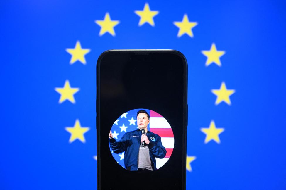 Le compte X d'Elon Musk affiché sur un smartphone devant un drapeau de l'Union européenne à Bruxelles le 7 janvier 2025.