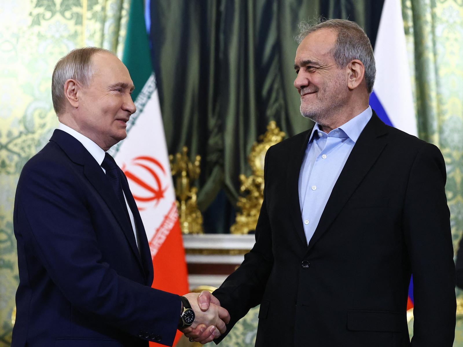 Le président russe Vladimir Poutine et le président iranien Massoud Pezeshkian lors d'une rencontre au Kremlin à Moscou le 17 janvier 2025.