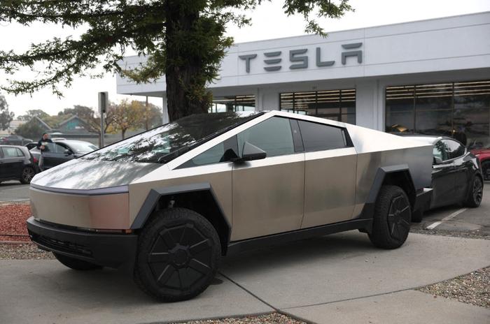 Un Tesla Cybertruck est exposé chez un concessionnaire Tesla le 20 décembre 2024 à Corte Madera, en Californie.