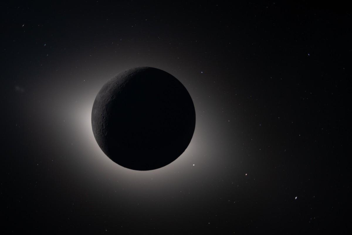 Cette image diffusée le 7 avril 2026 par la NASA montre la Lune éclipsant totalement le soleil, vue depuis le vaisseau spatial Orion.