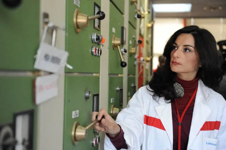 Une technicienne travaille dans une salle de contrôle du centre de recherche nucléaire Ena Casaccia, près de Rome.