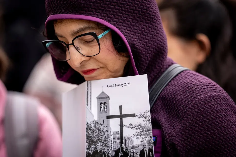 Des catholiques écoutent de la musique et des prières devant l'église du Saint-Rosaire avant de participer au Chemin de Croix en procession dans le centre-ville de Washington, le 3 avril 2026.