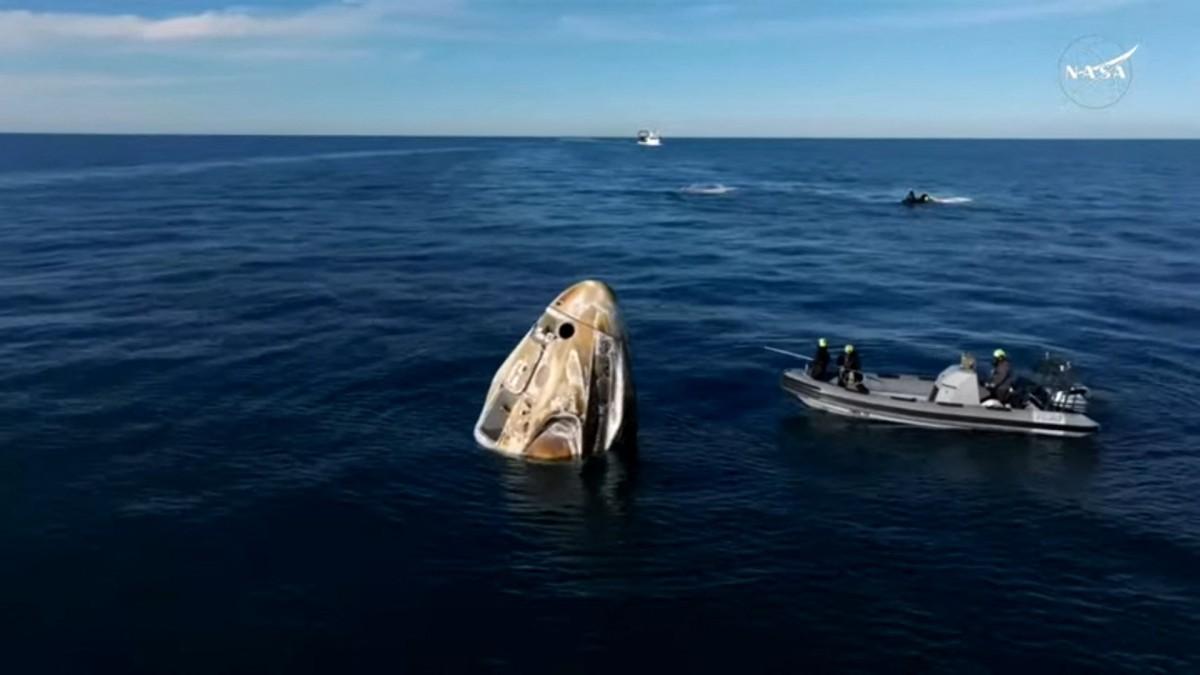 Cette image fixe d'une diffusion en direct de la NASA+ montre des navires de récupération s'approchant de la capsule Dragon avec les astronautes de SpaceX Crew-9 peu de temps après l'atterrissage le 18 mars 2025, au large des côtes de la Floride.
