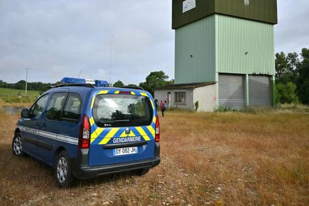 Une voiture de gendarmerie est garée devant le silo agricole où les équipes de recherche ont retrouvé le corps d'une enfant que l'on pense être Lyhanna, à Puycasquier, le 5 juin 2026.