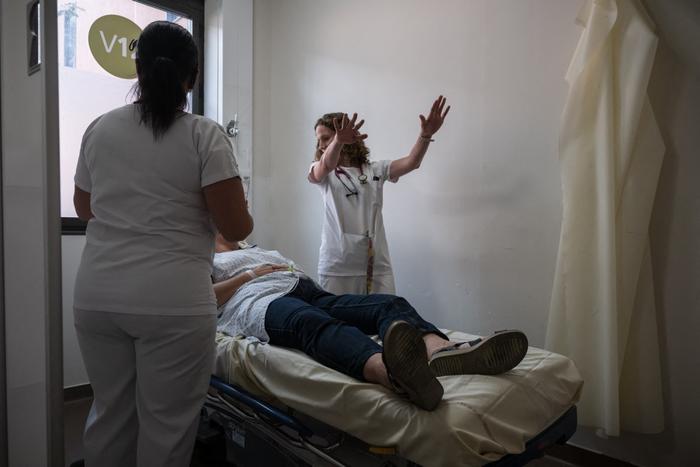 À Toulouse, le 23 juin 2026, un médecin examine un patient souffrant d'insolation à l'hôpital Purpan, alors que la France est frappée par une vague de chaleur.