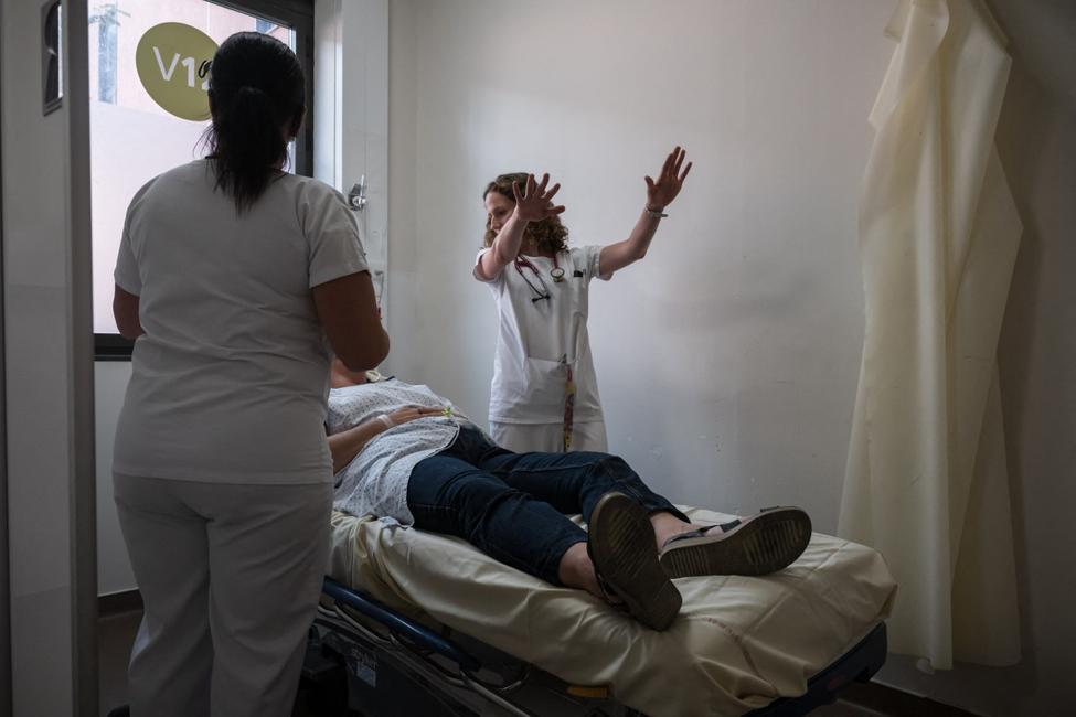 À Toulouse, le 23 juin 2026, un médecin examine un patient souffrant d'insolation à l'hôpital Purpan, alors que la France est frappée par une vague de chaleur.