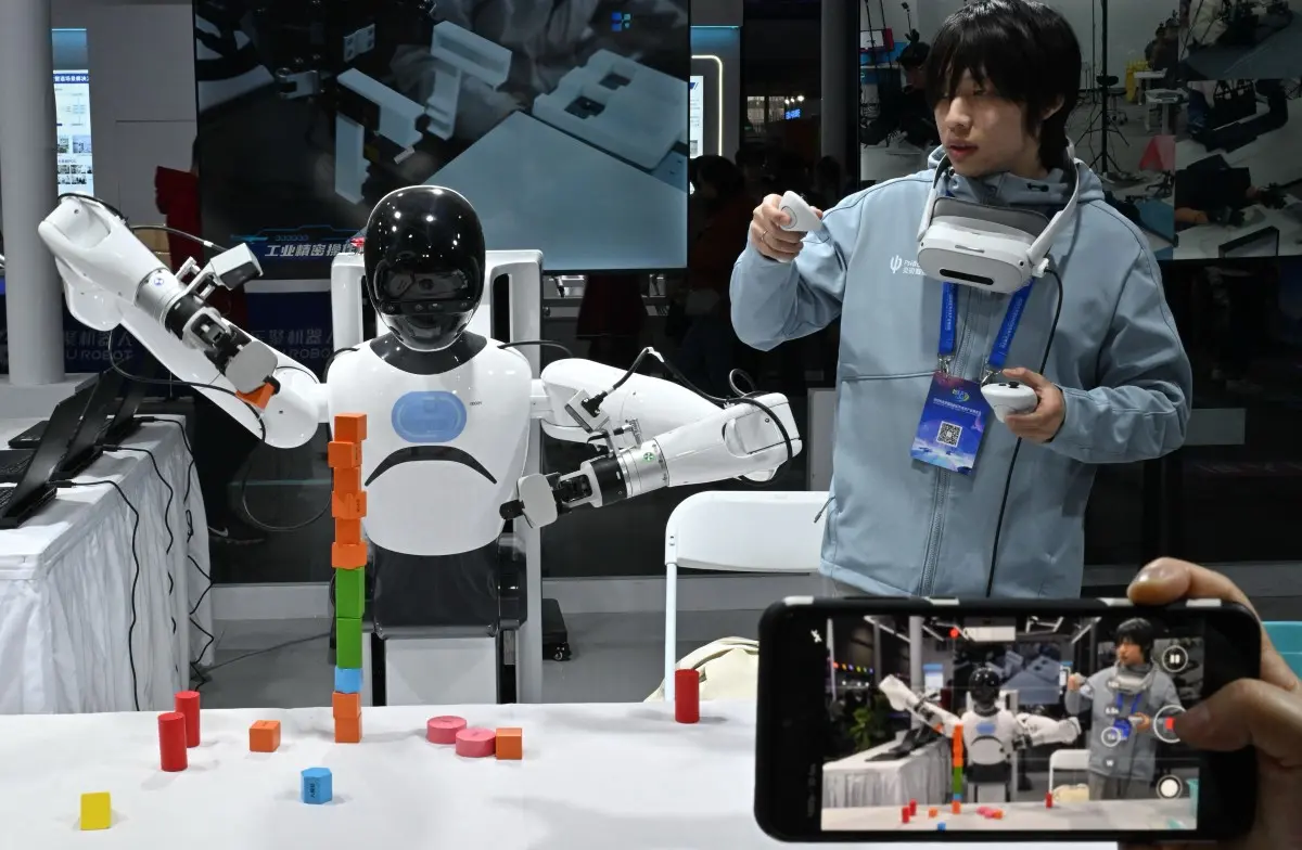 Un ingénieur contrôle un robot de la société Tashan lors du Carnaval de science-fiction de Pékin, le 28 mars 2026.