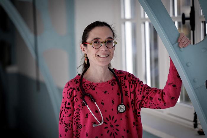 Céline Gréco, cheffe du service de la douleur et des soins palliatifs de l'hôpital Necker (AP-HP), pose à l'hôpital Necker à Paris le 7 janvier 2025. Victime de violences conjugales pendant dix ans avant d'être secourue par l'ancien Ddass, Céline Gréco s'efforce de faire en sorte que les enfants placés ne soient plus « les grands oubliés de la République »