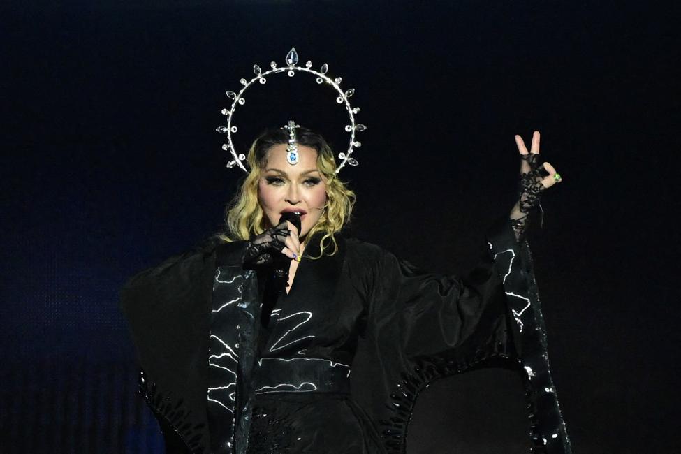 Madonna se produit sur scène lors d'un concert gratuit sur la plage de Copacabana à Rio de Janeiro, au Brésil, le 4 mai 2024.