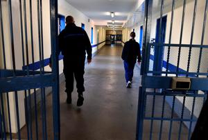 Un gardien et un détenu marchent dans le couloir de la prison de Neuvic, dans le centre de la France.