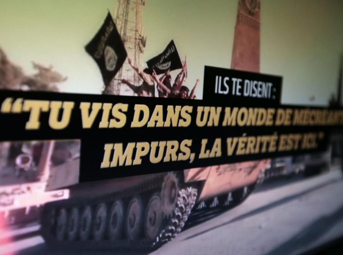 Des images d'une vidéo de propagande terroriste de l'Etat islamique s'affichent sur un ordinateur.