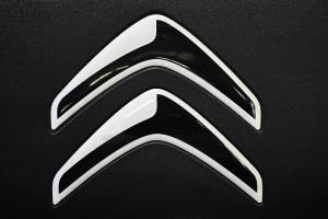 Le logo du constructeur automobile Citroën exposé au Salon de l'automobile de Paris, le 16 octobre 2024.