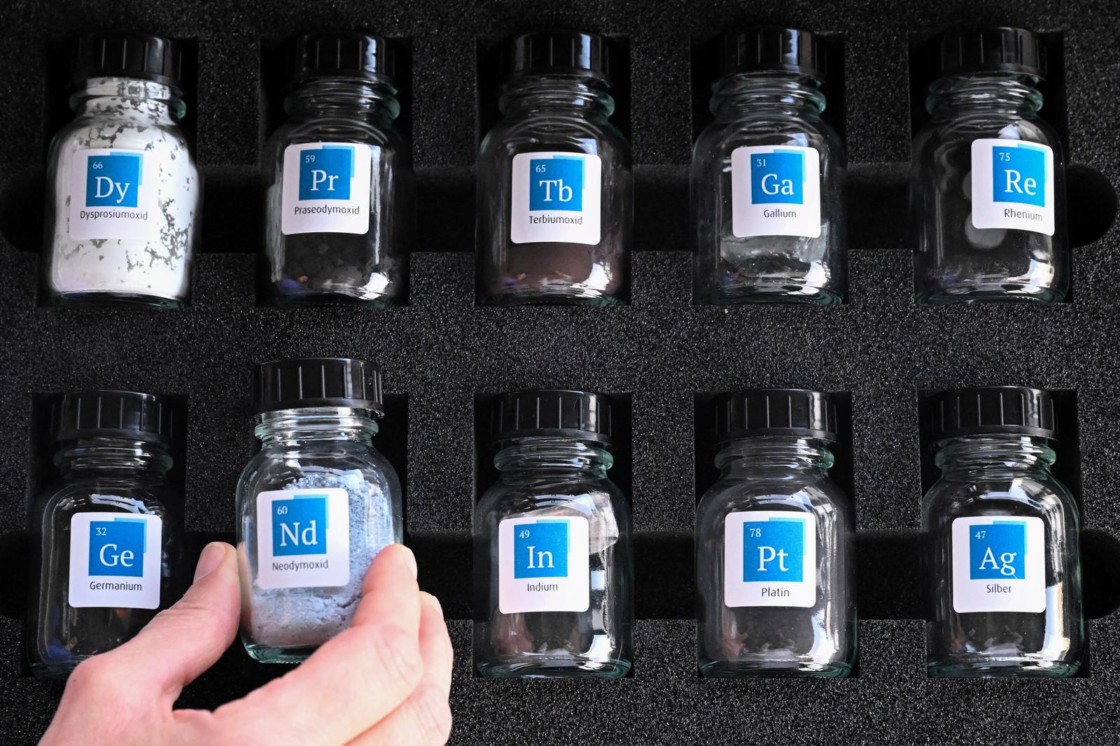 Des bocaux en verre contenant des terres rares sont visibles dans l'entrepôt de Tradium, une entreprise spécialisée dans le négoce de terres rares, à Francfort-sur-le-Main, dans l'ouest de l'Allemagne, le 4 novembre 2025.