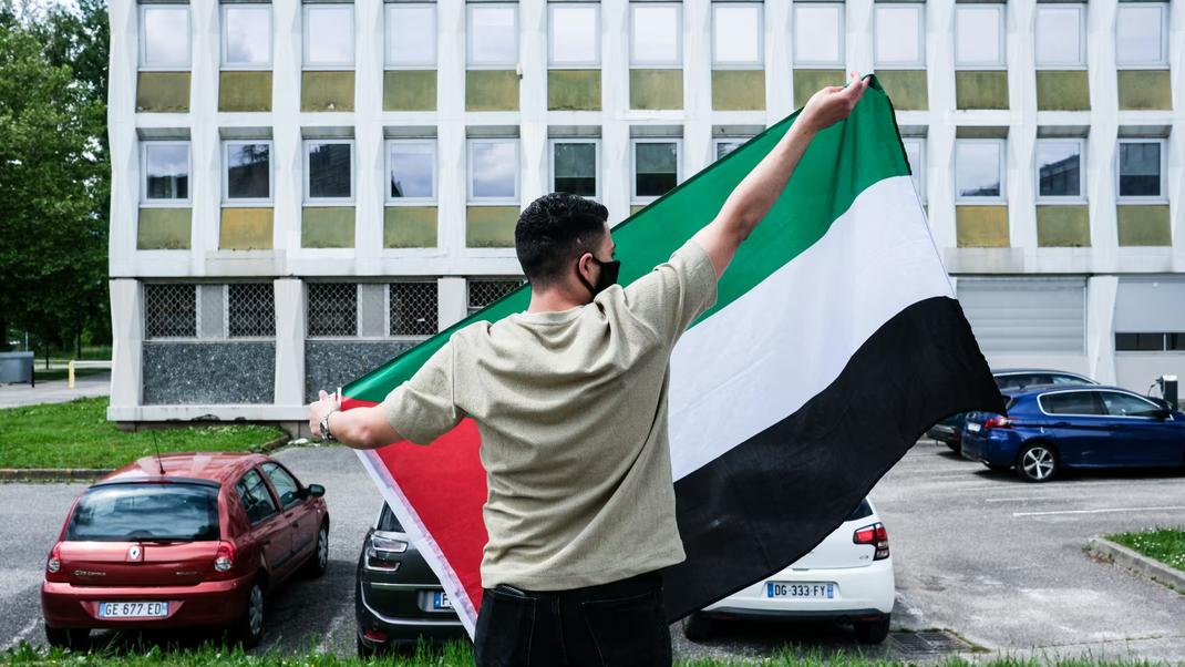 Drapeau palestinien devant un lycée de Grenoble