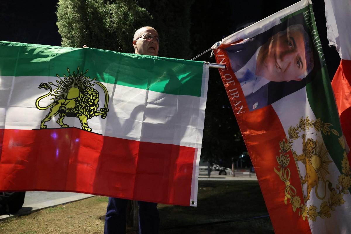 Le 24 janvier 2026, à Holon, en Israël, des manifestants déploient un drapeau iranien d'avant la révolution islamique de 1979 lors d'une manifestation de solidarité avec les Iraniens qui manifestent contre le régime des mollahs.