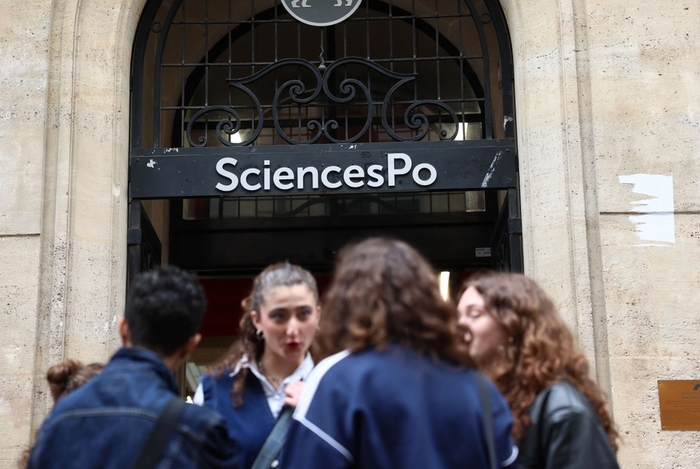 Des étudiants devant le campus de Sciences Po.