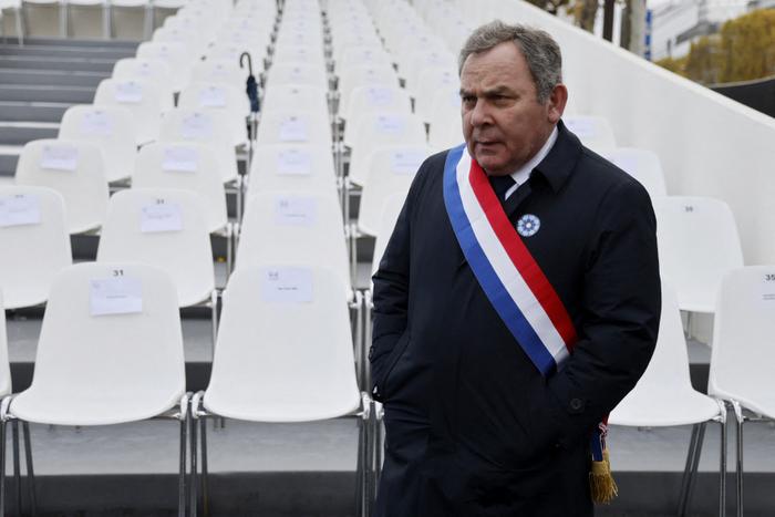 Francis Szpiner assiste à une cérémonie sur la Tombe du Soldat inconnu, à l'Arc de Triomphe, à Paris, le 11 novembre 2023.