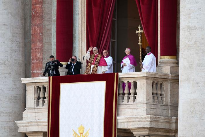 Cette photo prise et diffusée le 7 mai 2025 par Vatican Media montre le nouveau pape élu, Léon XIV, Robert Prevost, s’adressant pour la première fois à la foule depuis la loggia centrale de la basilique Saint-Pierre, après la clôture du conclave par les cardinaux, au Vatican.