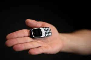 Surnommés "suppositoires", les mini téléphones pullulent dans les prisons françaises