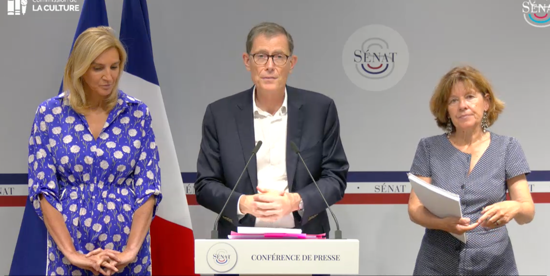 Le sénateur Laurent Lafon, entouré de ses collègues et co-rapporteurs Agnès Evren et Sylvie Robert