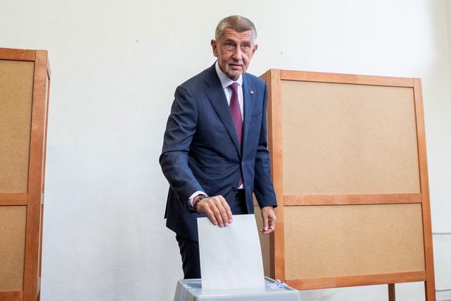 Le chef du parti ANO de la République tchèque, Andrej Babis, dépose son bulletin dans une urne lors des élections législatives dans un bureau de vote d'Ostrava, en République tchèque, le 3 octobre 2025.