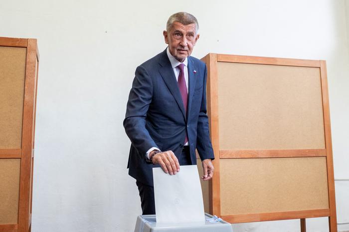 Le chef du parti ANO de la République tchèque, Andrej Babis, dépose son bulletin dans une urne lors des élections législatives dans un bureau de vote d'Ostrava, en République tchèque, le 3 octobre 2025.