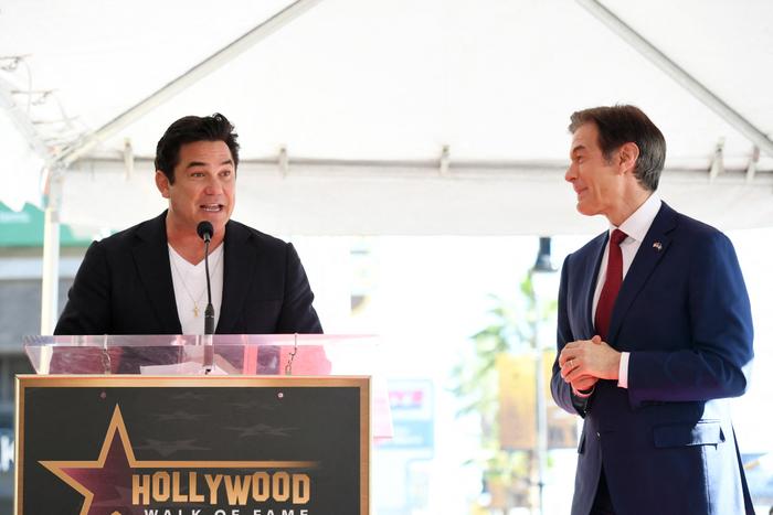 Dean Cain prononce un discours lors de la cérémonie d'intronisation du Dr Oz sur le Hollywood Walk of Fame, le 11 février 2022 à Hollywood.