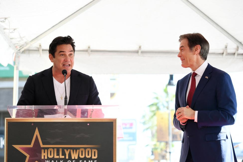 Dean Cain prononce un discours lors de la cérémonie d'intronisation du Dr Oz sur le Hollywood Walk of Fame, le 11 février 2022 à Hollywood.