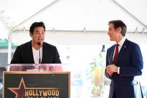 Dean Cain prononce un discours lors de la cérémonie d'intronisation du Dr Oz sur le Hollywood Walk of Fame, le 11 février 2022 à Hollywood.