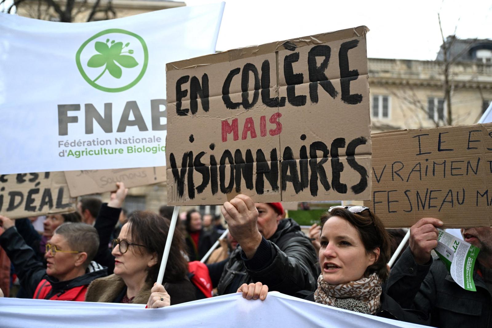 Des agriculteurs bio manifestent devant l'Assemblée nationale à Paris, le 7 février 2024.