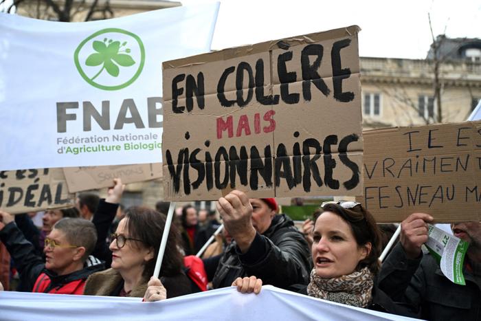 Des agriculteurs bio manifestent devant l'Assemblée nationale à Paris, le 7 février 2024.