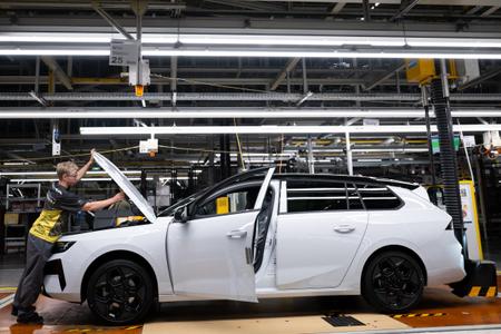 Un employé travaille sur une ligne de production de la marque automobile Opel, assemblant des voitures particulières Opel Astra dans l’usine de l’entreprise située à Rüsselsheim, dans l’ouest de l’Allemagne, le 30 juin 2026.