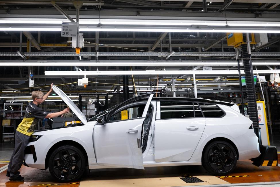 Un employé travaille sur une ligne de production de la marque automobile Opel, assemblant des voitures particulières Opel Astra dans l’usine de l’entreprise située à Rüsselsheim, dans l’ouest de l’Allemagne, le 30 juin 2026.