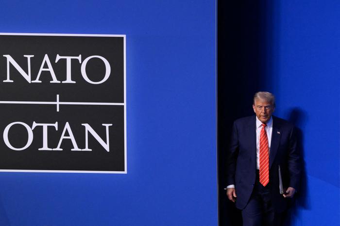 Le président américain Donald Trump arrive pour une conférence de presse lors d'un sommet des chefs d'État et de gouvernement de l'Organisation du traité de l'Atlantique Nord (OTAN) à La Haye, le 25 juin 2025.