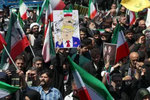 Des manifestants lors d'un rassemblement commémorant la mort d'Ali Khamenei, à Téhéran, le 9 avril 2026.