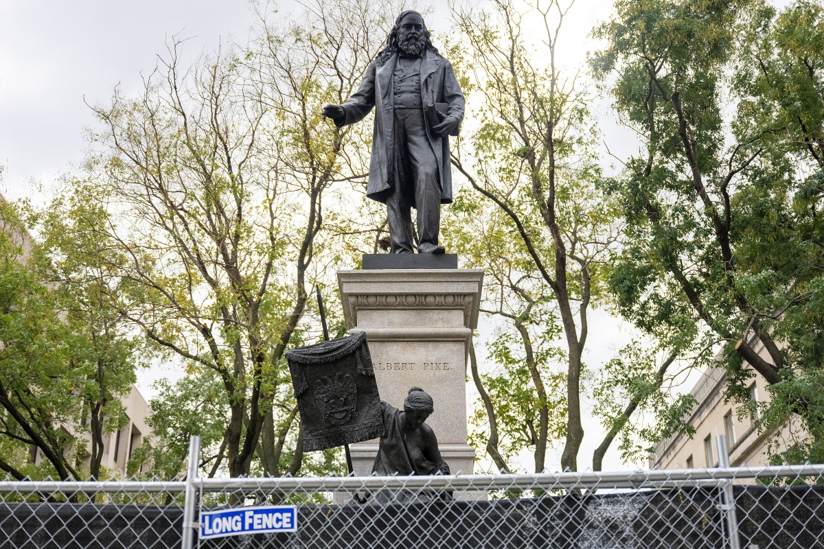 À Washington, la statue du général sudiste Albert Pike réinstallée cinq ans après son déboulonnage