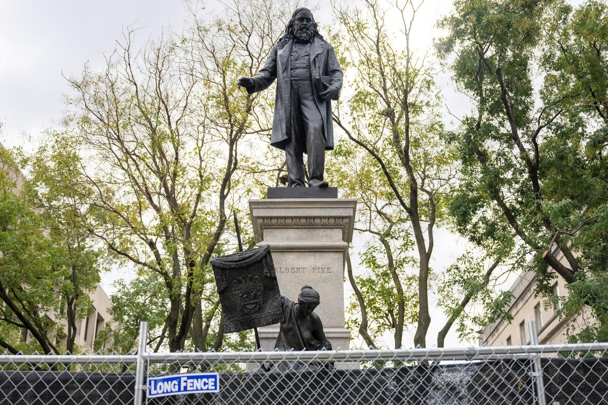 Vue de la statue du général confédéré Albert Pike, figure emblématique de la guerre de Sécession, à Washington, D.C., le 28 octobre 2025. (Photo : Jim Watson / AFP)