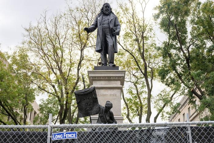 Vue de la statue du général confédéré Albert Pike, figure emblématique de la guerre de Sécession, à Washington, D.C., le 28 octobre 2025. (Photo : Jim Watson / AFP)