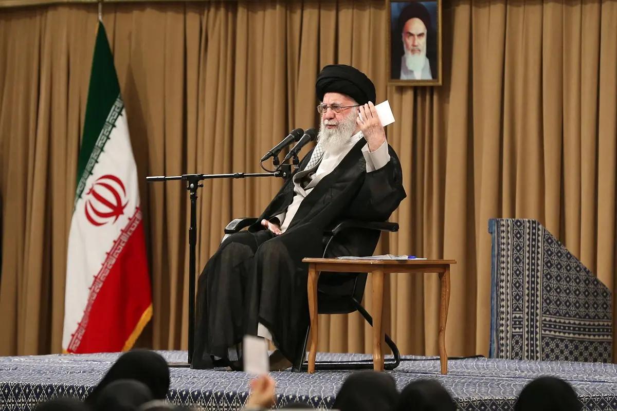 Le guide suprême iranien, l'ayatollah Ali Khamenei, en train de saluer la foule lors d'une réunion avec des militaires et des vétérans de la guerre Iran-Irak de 1980-1988, à Téhéran, le 25 septembre 2024.