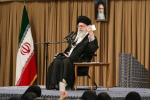 Le guide suprême iranien, l'ayatollah Ali Khamenei, en train de saluer la foule lors d'une réunion avec des militaires et des vétérans de la guerre Iran-Irak de 1980-1988, à Téhéran, le 25 septembre 2024.