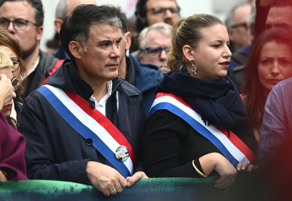 Olivier Faure, premier secrétaire du Parti socialiste (PS), et Mathilde Panot, présidente du groupe parlementaire La France insoumise (LFI), participent à un rassemblement contre la flambée du coût de la vie et l'inaction climatique, à Paris le 16 octobre 2022.