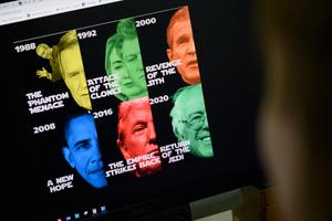 Un journaliste de l'AFP regarde un écran d'ordinateur affichant un mème politique basé sur la série de films Star Wars annonçant Bernie Sanders comme le nouveau président des États-Unis en 2020.