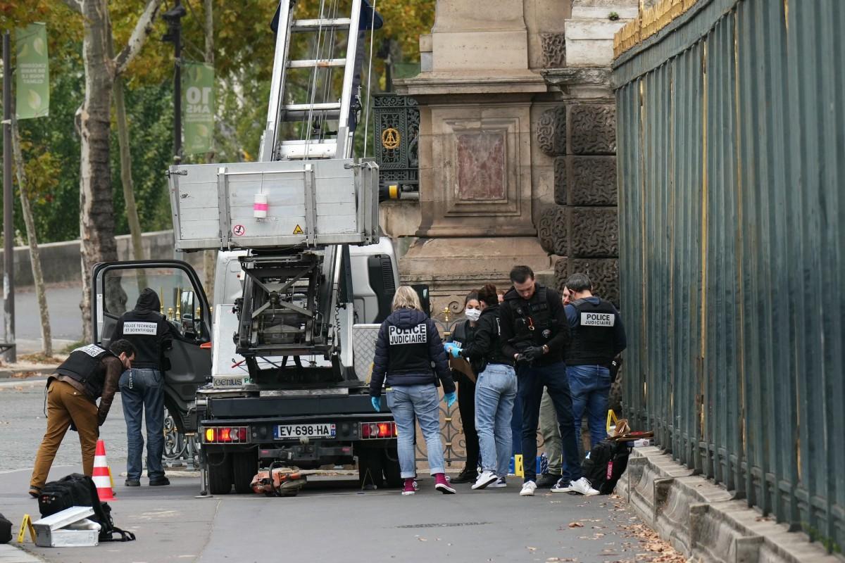 Des policiers français inspectent une nacelle utilisée par des braqueurs pour pénétrer dans le musée du Louvre, quai François-Mitterrand, à Paris, le 19 octobre 2025.