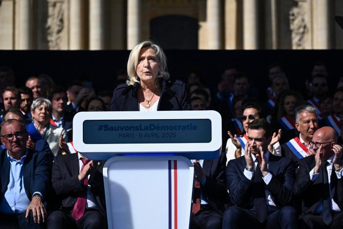 Marine Le Pen prononce un discours lors d'un rassemblement de soutien après sa condamnation pour escroquerie au Parlement européen, à Paris, le 6 avril 2025.