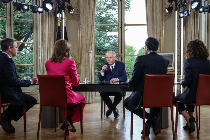 Le Premier ministre François Bayrou s'entretient avec les journalistes Marc Fauvelle de BFMTV, Sonia Mabrouk de CNews, Darius Rochebin de LCI et Myriam Encaoua de FranceInfo TV Lors d'une interview télévisée en direct à l'Hôtel de Matignon, le 31 août 2025.