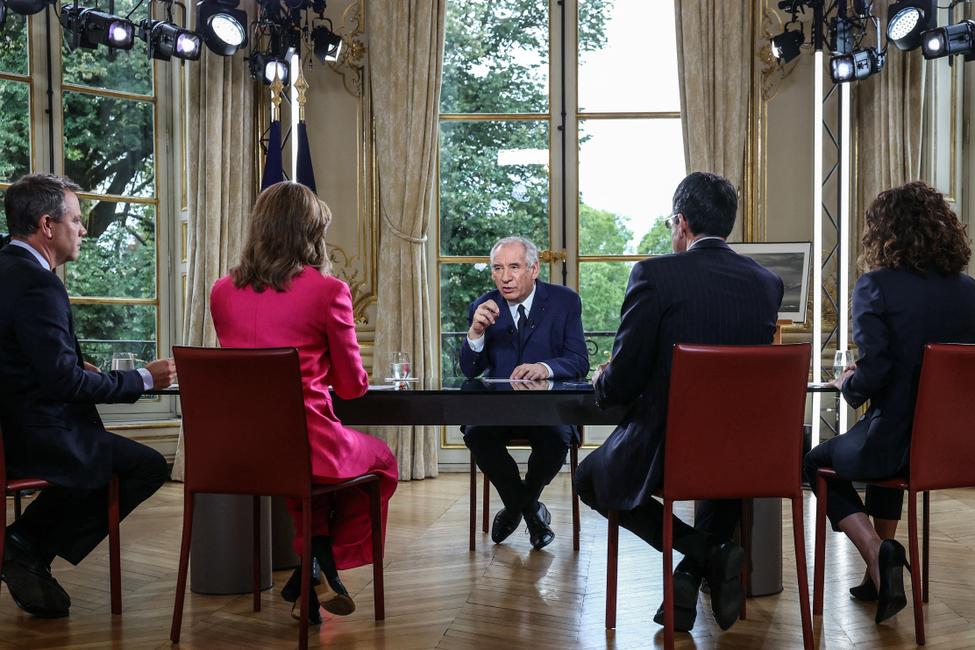 Le Premier ministre François Bayrou s'entretient avec les journalistes Marc Fauvelle de BFMTV, Sonia Mabrouk de CNews, Darius Rochebin de LCI et Myriam Encaoua de FranceInfo TV Lors d'une interview télévisée en direct à l'Hôtel de Matignon, le 31 août 2025.