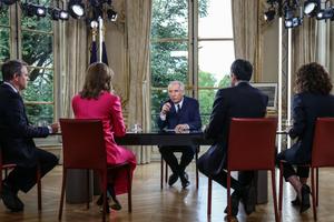 Le Premier ministre François Bayrou s'entretient avec les journalistes Marc Fauvelle de BFMTV, Sonia Mabrouk de CNews, Darius Rochebin de LCI et Myriam Encaoua de FranceInfo TV Lors d'une interview télévisée en direct à l'Hôtel de Matignon, le 31 août 2025.