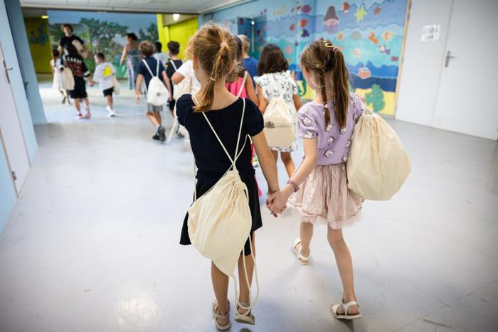 Des écoliers arrivent en classe le jour de la rentrée scolaire à l'école primaire Bonnevaine Zenatti à Marseille, le 2 septembre 2024.
