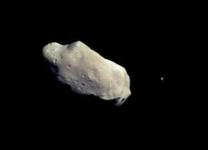 Cette photo en couleur est réalisée à partir d'images capturées par le vaisseau spatial Galileo, environ 14 minutes avant son approche la plus proche de l'astéroïde 243 Ida le 28 août 1993, à une distance d'environ 10 500 kilomètres.